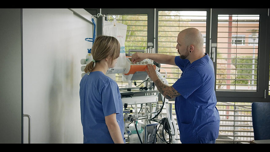 Mitarbeitende in der Klinik an einem medizinischen Gerät.