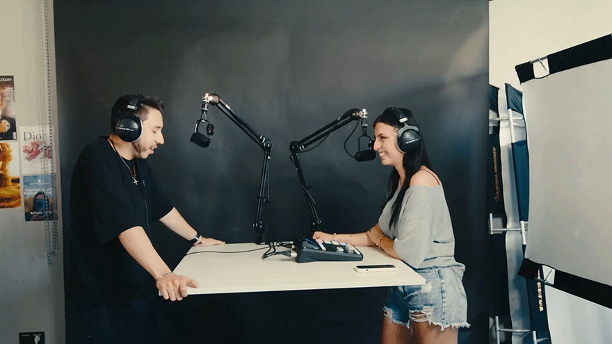 Schüler*innen der Akademie für Kommunikation beim Podcasten.