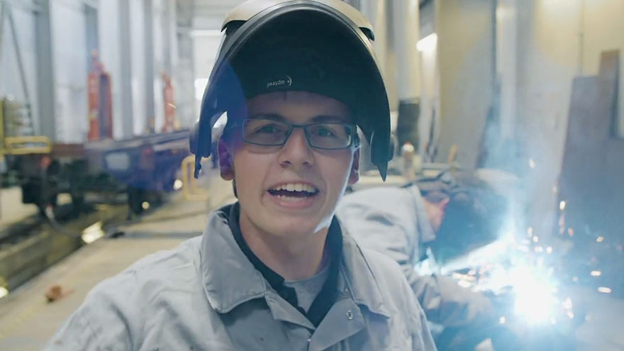 Junger Mitarbeiter der Hansebahn Bremen in Werkstatt beim Schweißen. 