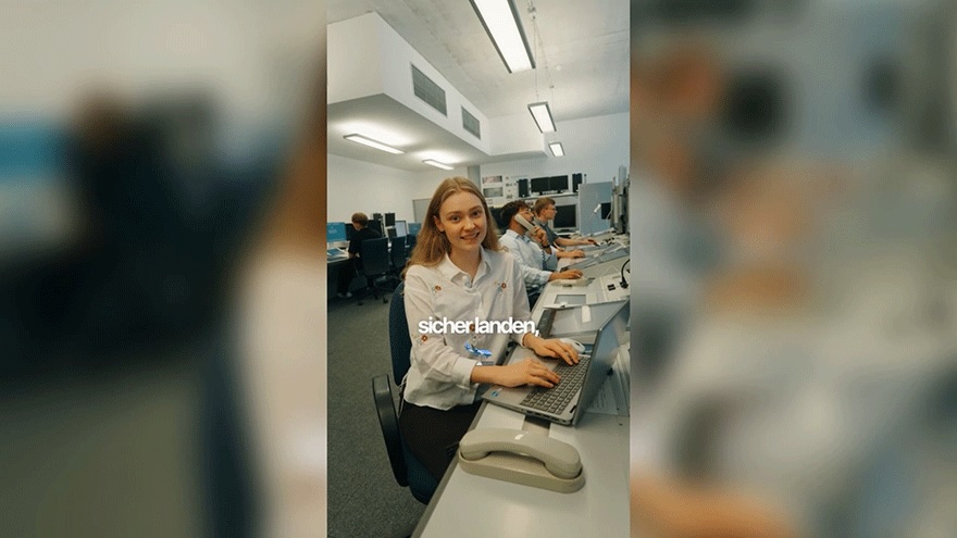 Flugsicherungsingenieurin am Arbeitsplatz.