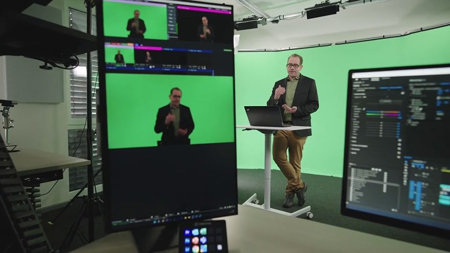 Aufzeichnung in einem TV-Studi: redende Person wird aufgenommen und ist auch auf einem Monitor zu sehen.