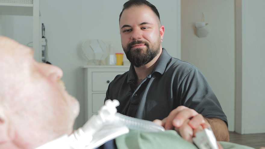 Pflegefachmann am Bett eines Patienten