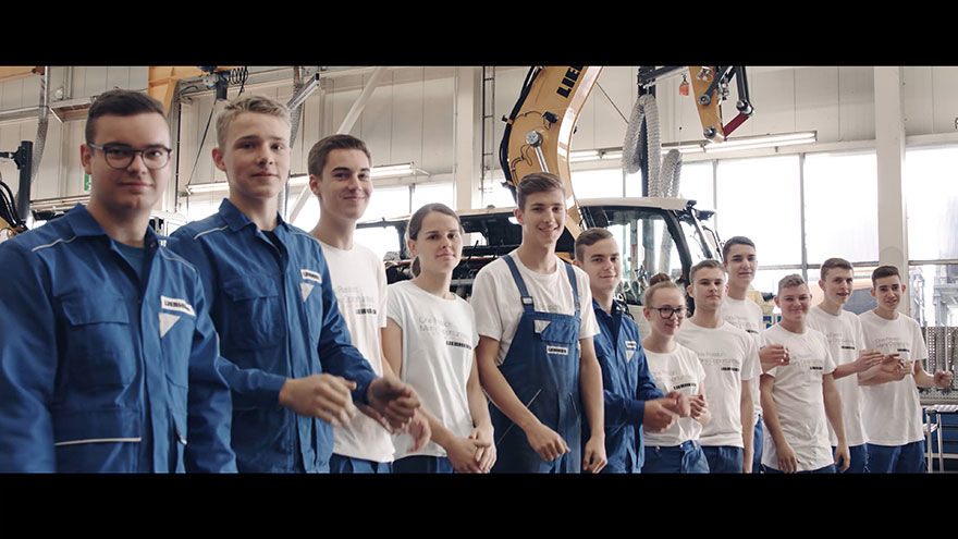 Gruppe von Auszubildenden bei Liebherr.