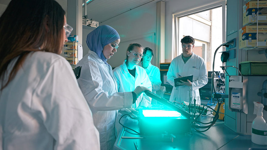 Studierende des MCI beim Versuch in einem Techniklabor.