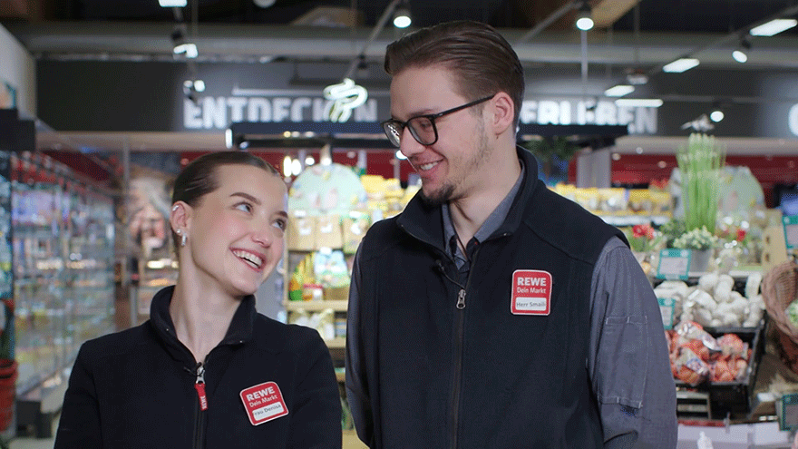 ZWei Auszubildende im REWE Markt.