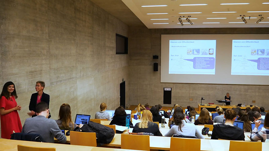 Studierende im Hörsaal.