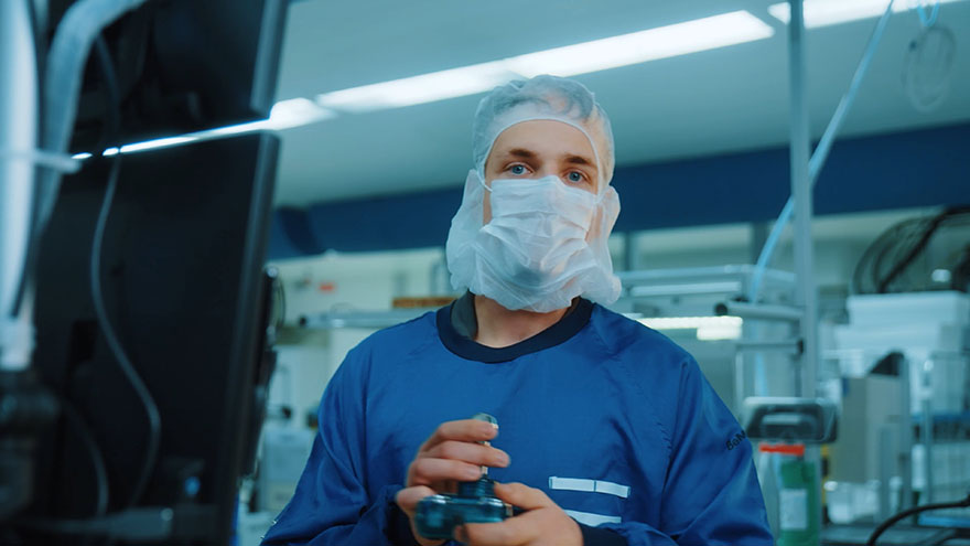 Produktionstechnologe in Arbeitskleidung in der Produktion von Vygon.