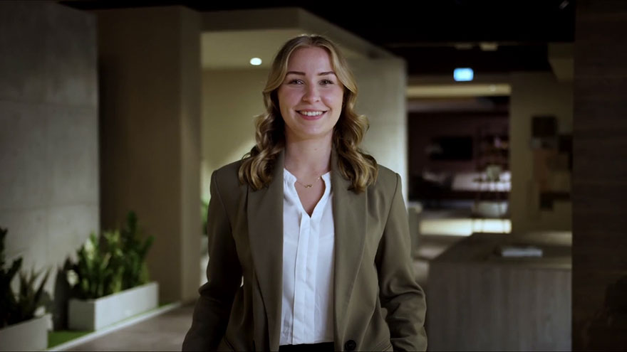 Auszubildende im Küchen-Ausstellungsraum. 