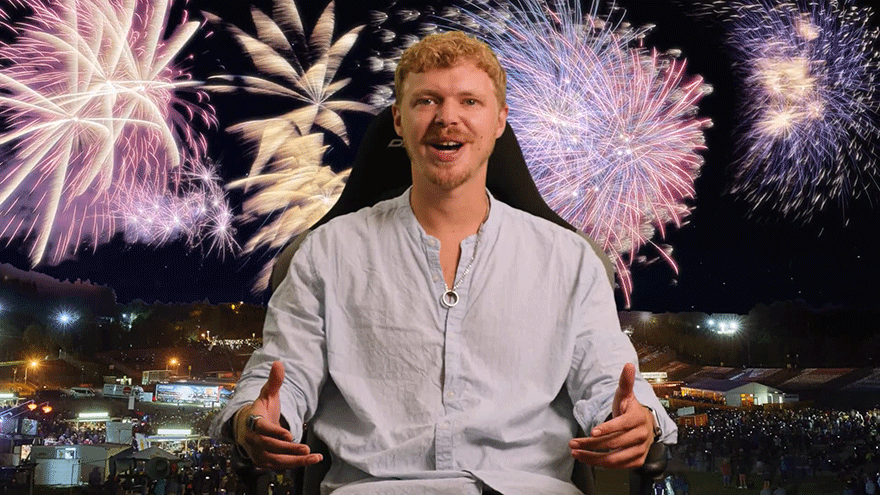 Veranstaltungskaufmann erzählt vor Feuerwerk-Hintergrund erzählt von seiner Ausbildung.