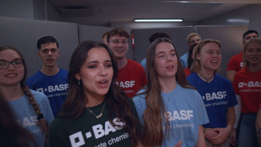BASF-Azubis singen gemeinsam.
