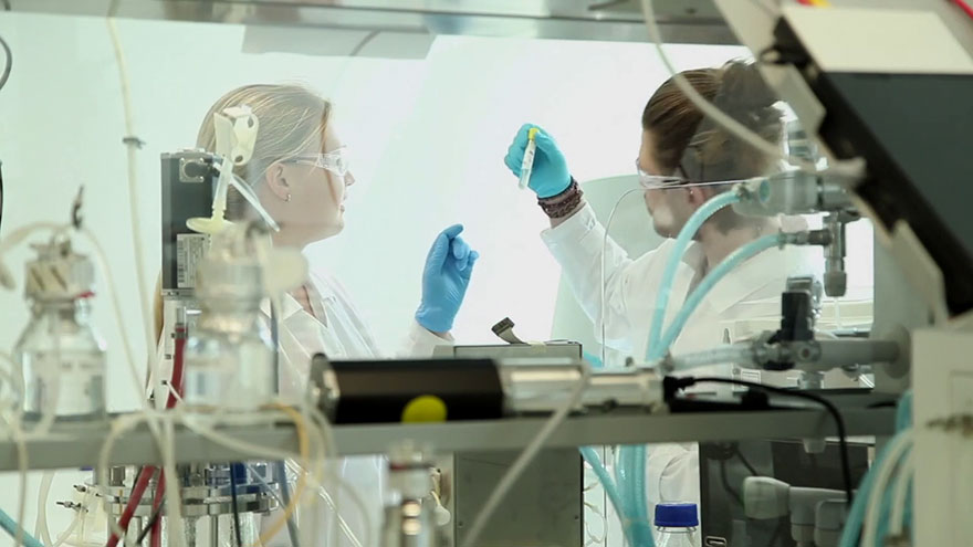 Studierende bei der Arbeit im Labor ©Hochschule Bielefeld - University of Applied Sciences and Arts (HSBI)