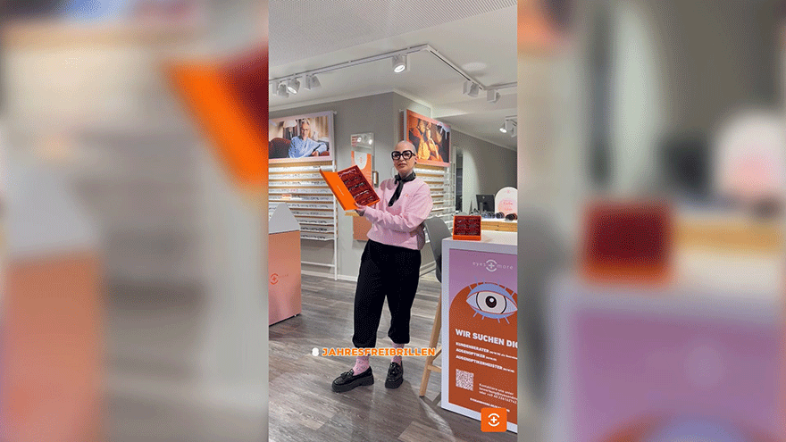 Augenoptikerin präsentiert Auswahl an Brillen im Geschäft.