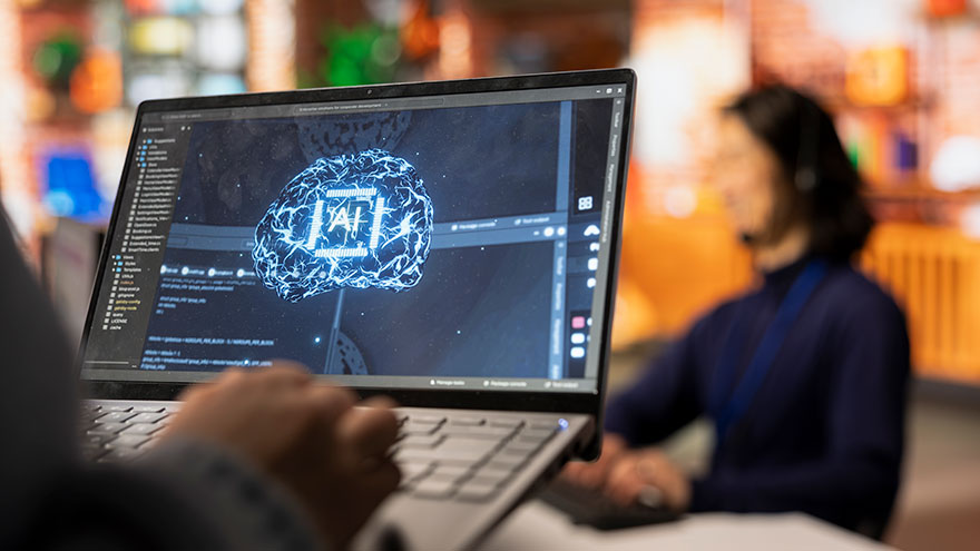 Person nutzt KI, Laptop mit Display im Vordergrund.© freepik