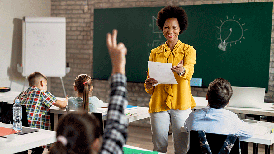 Lehrerin bei der Arbeit (Symbolbild). Bild von Drazen Zigic auf Freepik.