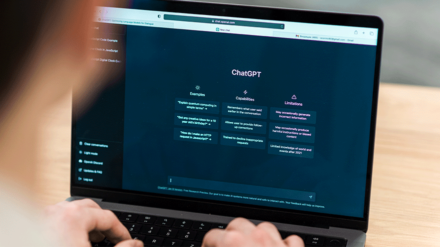 KI-Chat auf dem Laptop geöffnet (Symbolbild). Bild von frimufilms auf Freepik.