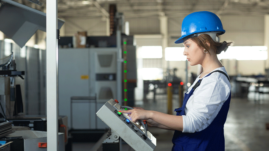 Mechatronikerin nimmt Produktionsanlage in Betrieb (Symbolbild). ©KamranAydinov via Freepik.
