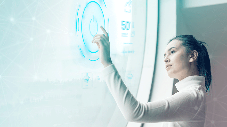 Frau bedient Smart-Home-Interface (Symbolbild). Bild von rawpixel.com auf Freepik.