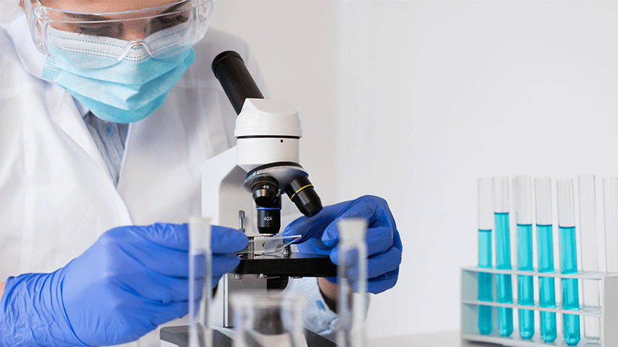 Studentin im Labor (Symbolbild). Bild von Freepik.