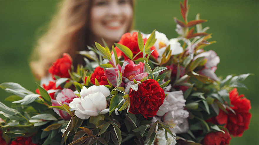 Frau mit Blumenstrauß (Symbolbild). Bild von prostooleh auf Freepik.