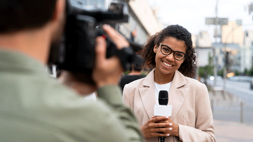 Journalistin bei der Arbeit (Symbolbild). Bild von Freepik.