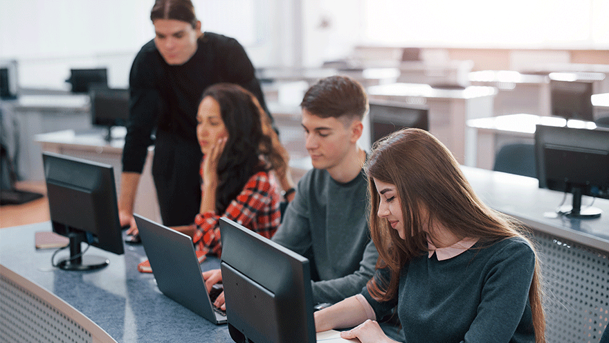Schüler*innen im Computerraum (Symbolbild). Bild von standret auf Freepik.