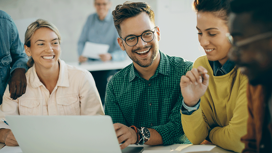 Auszubildende in einer Lerngruppe (Symbolbild). Bild von Drazen Zigic auf Freepik.