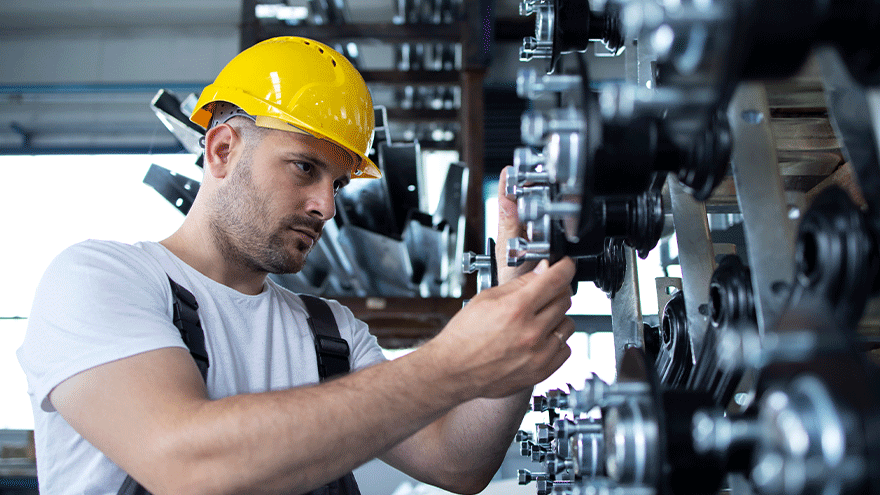 Industriemechaniker (Symbolbild). ©aleksandarlittlewolf via Freepik.