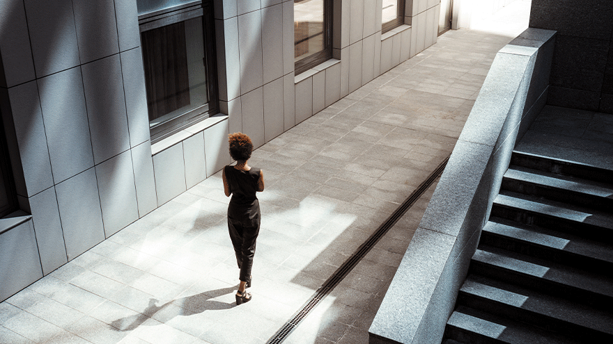 Selten und oft allein: Frauen in Führungspositionen (Symbolbild). Bild von cookie_studio auf Freepik.