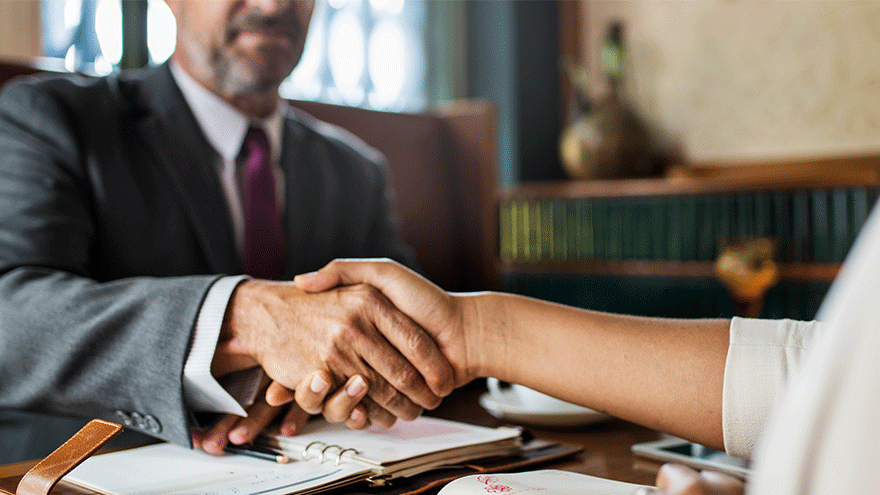 Ein erfolgreicher Geschäftsabschluß (Symbolbild). Bild von rawpixel.com auf Freepik.