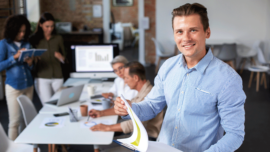 Kaufmann für E-Commerce bei der Arbeit (Symbolbild). Bild von Freepik.