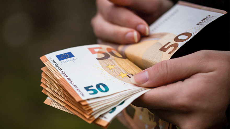 Frau zählt Geld (Symbolbild). Bild von Wirestock auf Freepik.