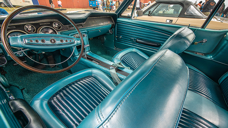 Aufwendige Ledersitze werden von Fahrzeugsattler*innen hergestellt (Symbolbild). Bild von Wirestock auf Freepik.