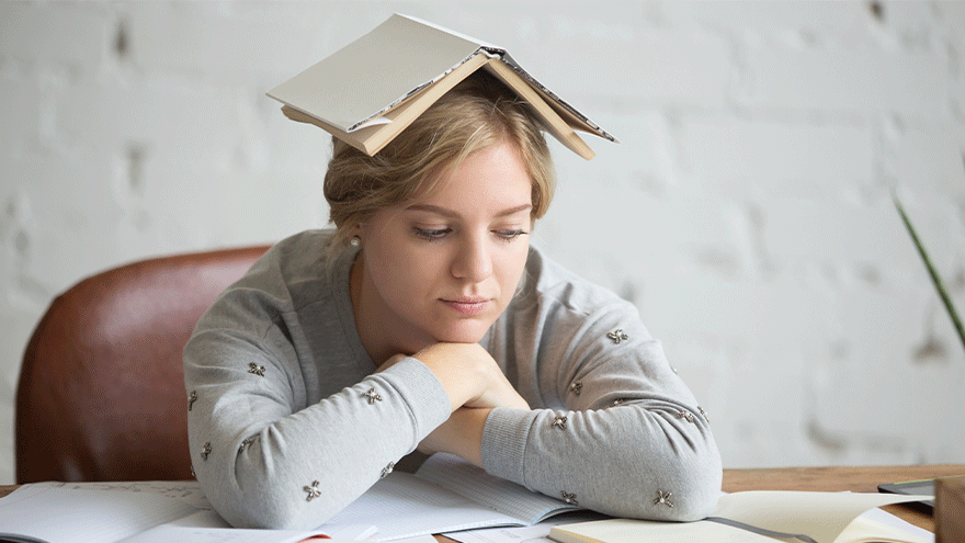 Schülerin im Schulstress (Symbolbild). @ yanalya via Freepik