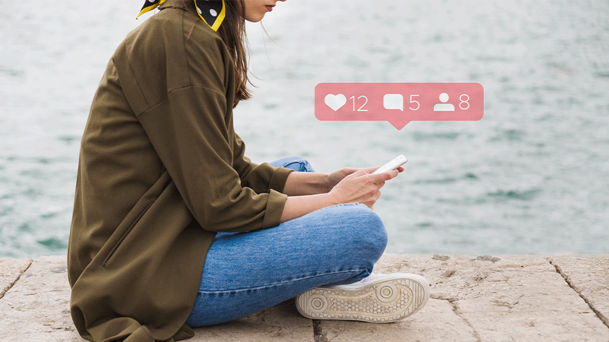 Frau mit Smartphone (Symbolbild). @Freepik