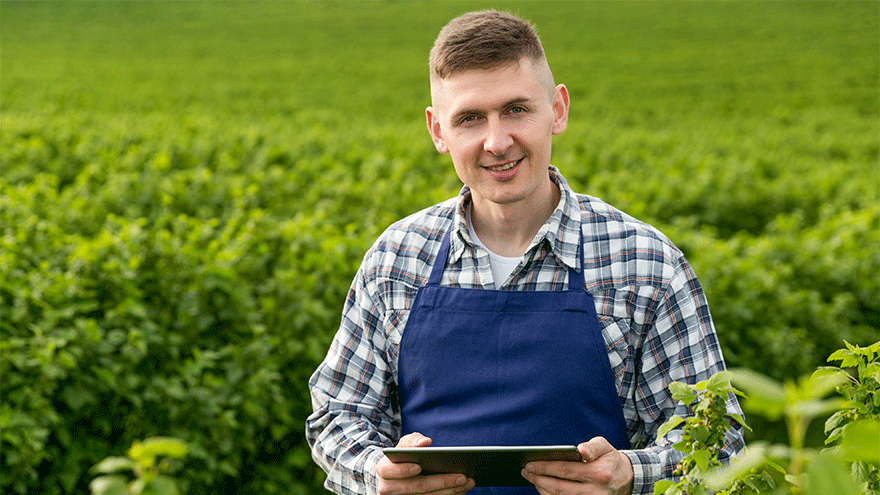 Mann mit Tablet in der Natur (Symboldbild) © Freepik