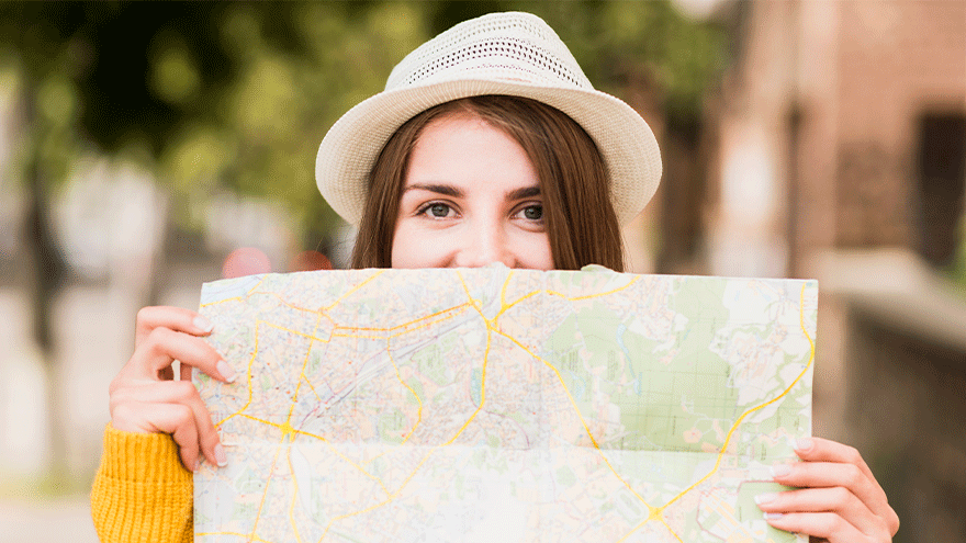 Junge Frau mit Straßenkarte (Symbolbild) ©Freepik