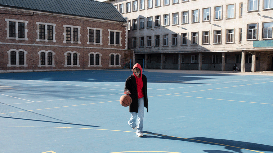 Teenager auf einem baumfreien Schulhof (Symbolbild). Bild von Freepik.
