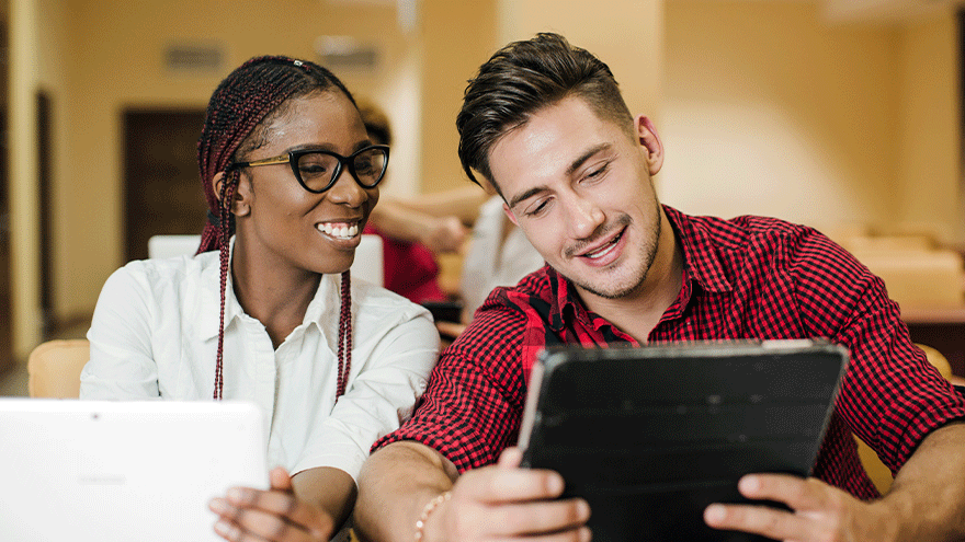 Berufsschüler*innen mit Tablet (Symbolbild). Bild von Freepik.