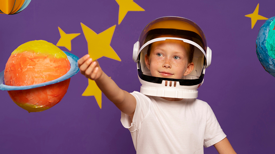 Kind, das mit Planeten spielt.