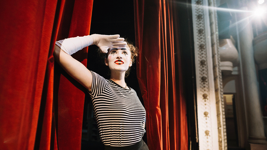 Pantomimekünstlerin blickt in die Ferne (Symbolbild). ©Freepik