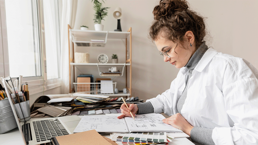 Gestaltungstechnische Assistentin bei der Arbeit (Symbolbild). Bild von Freepik.