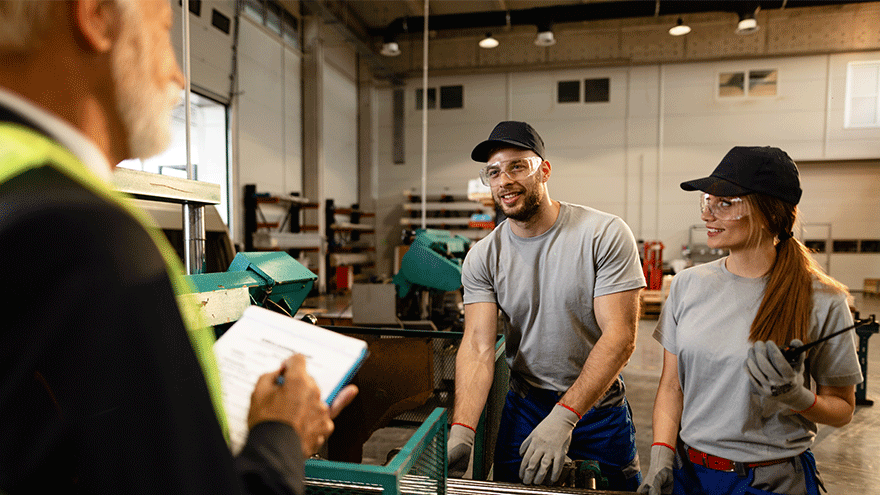 Zwei Azubis mit Ausbilder (Symbolbild). Bild von Drazen Zigic via Freepik.