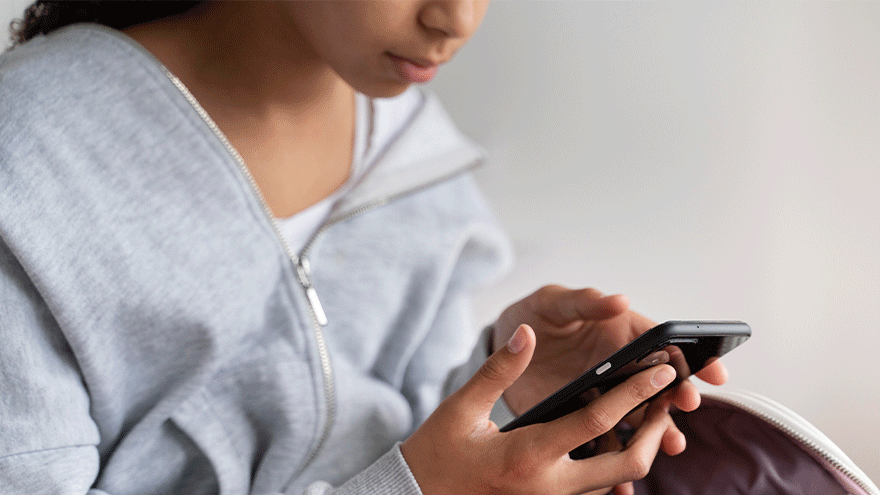 Schülerin am Smartphone (Symbolbild). Bild von Freepik.