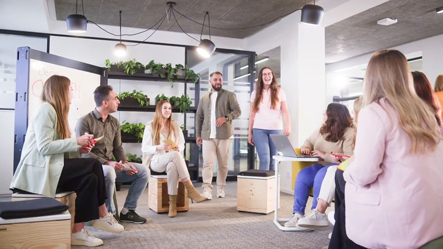 Angestellte bei einem Meeting im Großraumbüro.