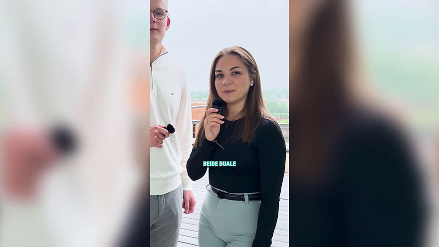 Dual Studierende in einem Büro der elko Gruppe