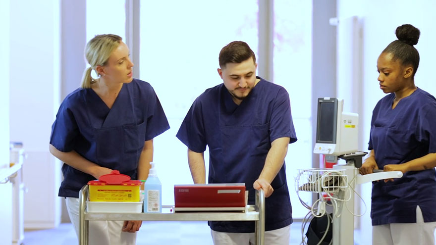 Klinik-Mitarbeiter*innen auf dem Gang mit medizinischen Geräten.©KEM | Evang. Kliniken Essen-Mitte gGmbH