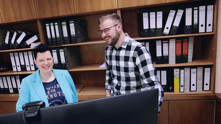 Zwei Verwaltungsfachangestellte im Büro im Gespräch, gemeinsam auf einen Bildschirm schauend. ©Stadt Blaubeuren