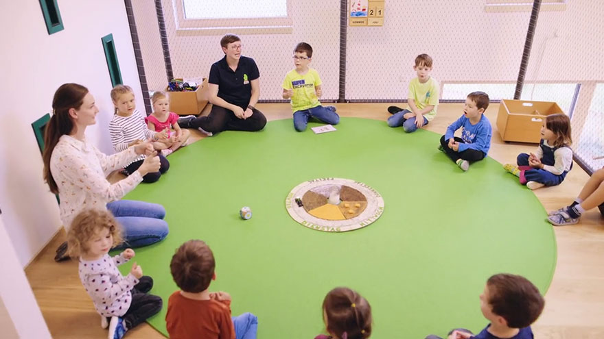 Erzieherinnen zusammen mit Kindern im Spielkreis in einer Kita © Stadt Blaubeuren 