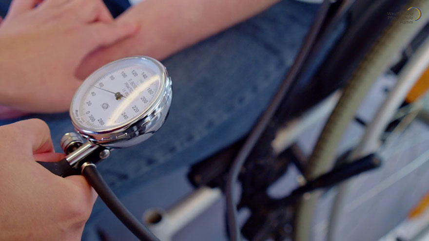 Nahaufnahme von analoger Blutdruckmessung. / Westfälische Pflegeschule Hamm 