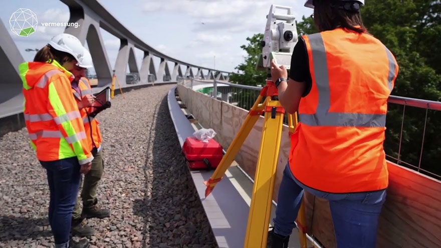Geomatiker/innen bei Vermessungsarbeiten auf einer Brücke. /geodäsie.nrw